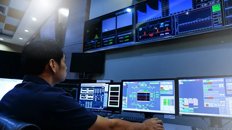Operador en una sala de control siguiendo el monitoreo de la red eléctrica
